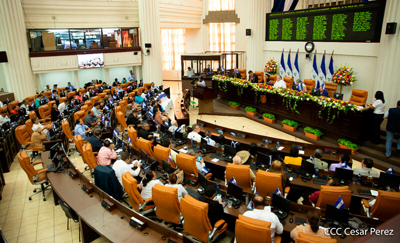 entrega-orden-rigoberto-cabezas-asamblea-nacional-nicaragua-a-periodistas